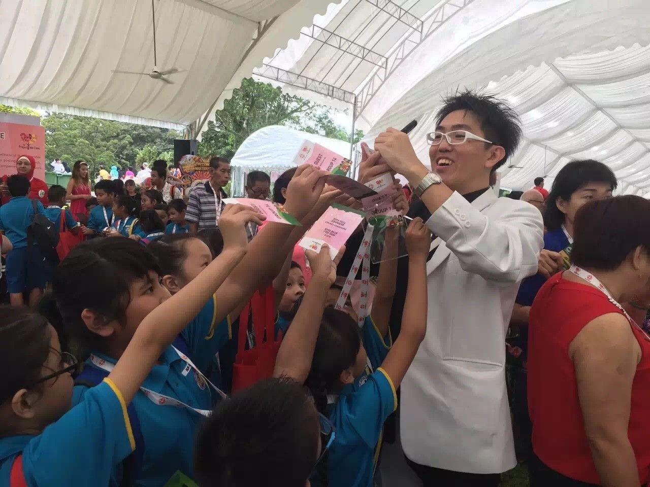 mr bottle signing autographs at the Istana
